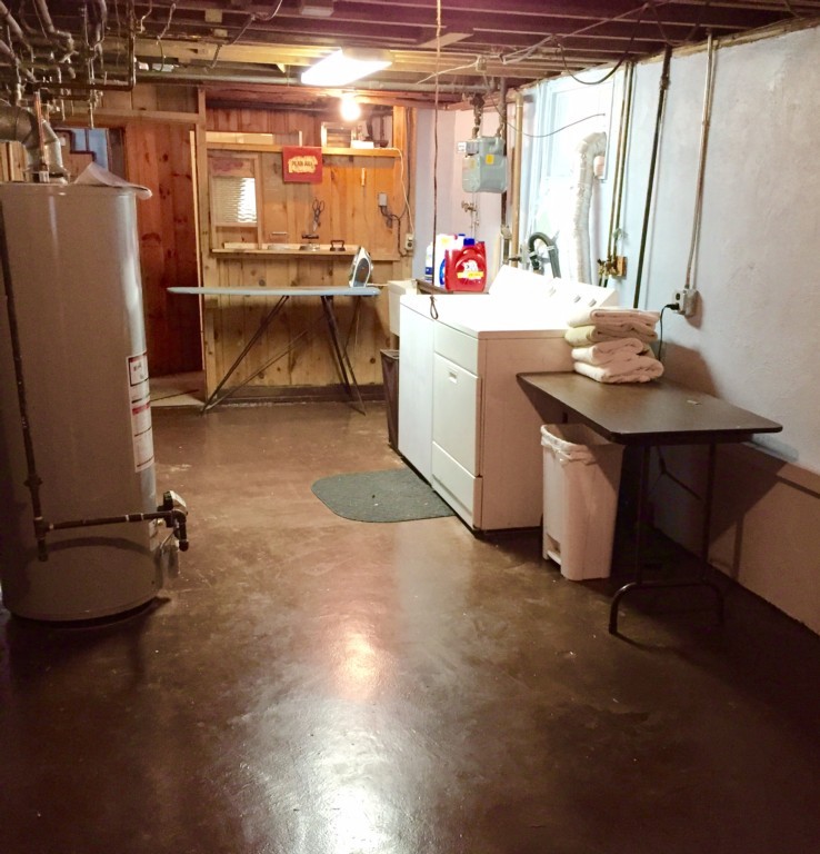 10 Ridgeway Circle Springfield, MA 01118 - Photo 24 of 29 a room with a table chairs and a stove