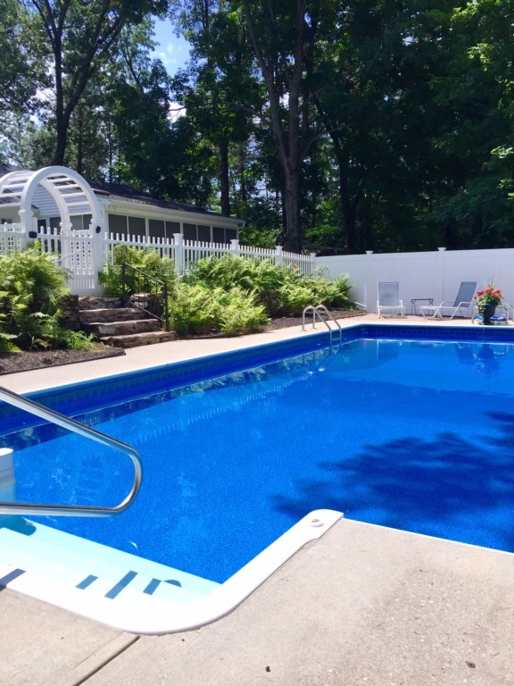 10 Ridgeway Circle Springfield, MA 01118 - Photo 25 of 29 a view of outdoor space and yard
