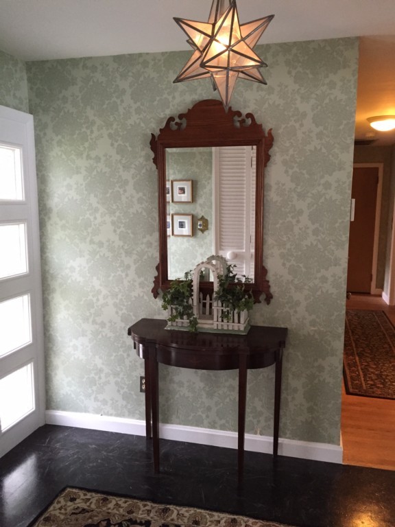 10 Ridgeway Circle Springfield, MA 01118 - Photo 3 of 29 a room with furniture and wooden floor