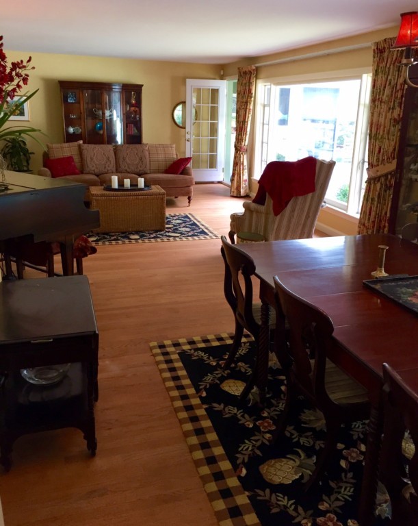 10 Ridgeway Circle Springfield, MA 01118 - Photo 5 of 29 a living room with furniture and a flat screen tv