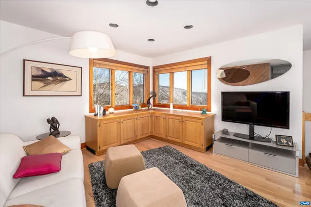 $1,100,000 | 353 Crawfords Edge, Roseland, VA 22967