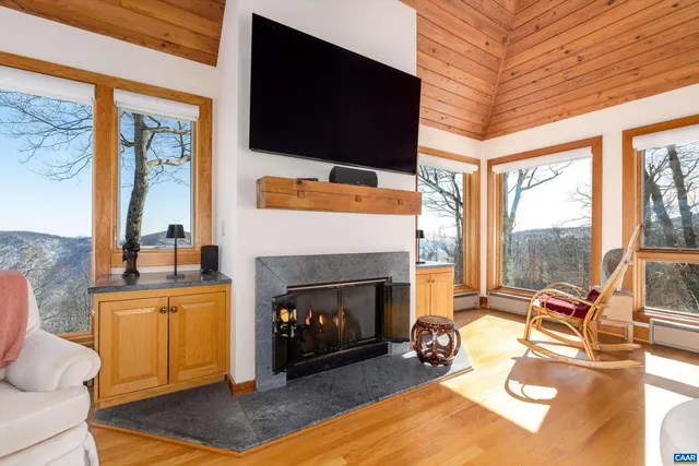 $1,100,000 | 353 Crawfords Edge, Roseland, VA 22967