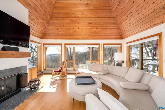 $1,100,000 | 353 Crawfords Edge, Roseland, VA 22967