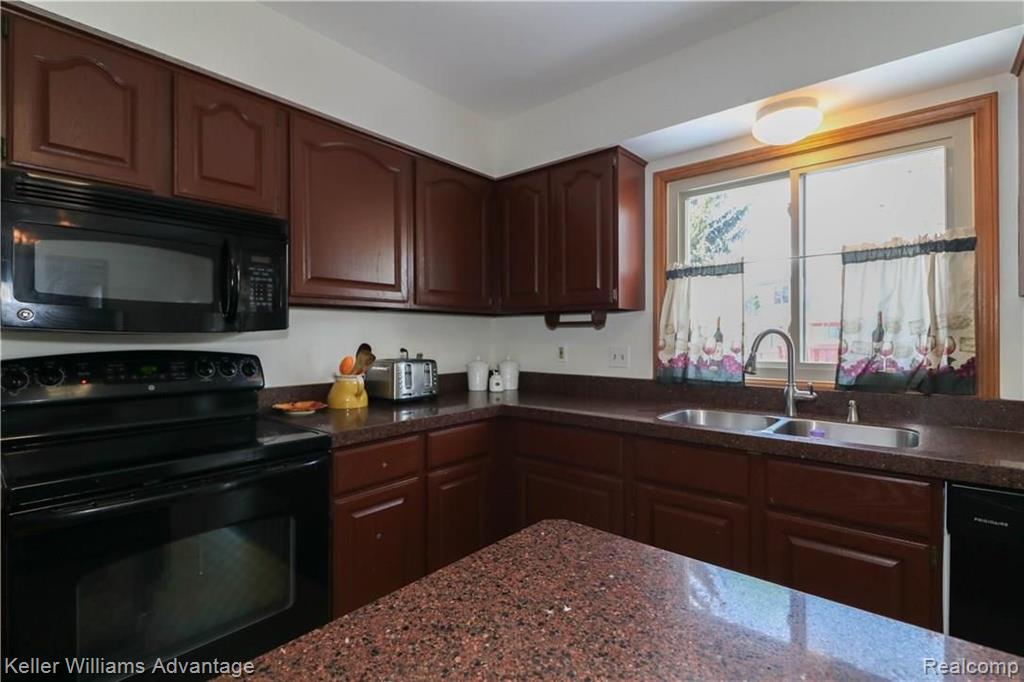 29643 English Way Novi, MI 48377 - Photo 5 of 32