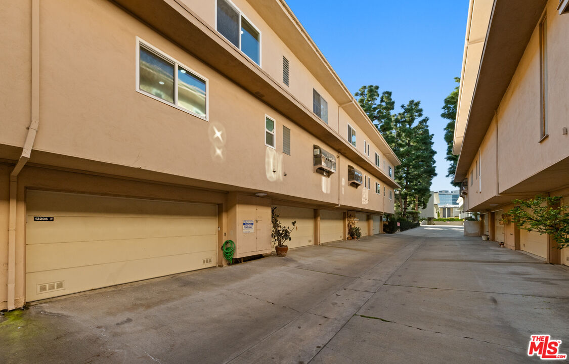 13206 Admiral Avenue, Unit F Marina del Rey, CA 90292 - Photo 20 of 21 a view of an house with a street
