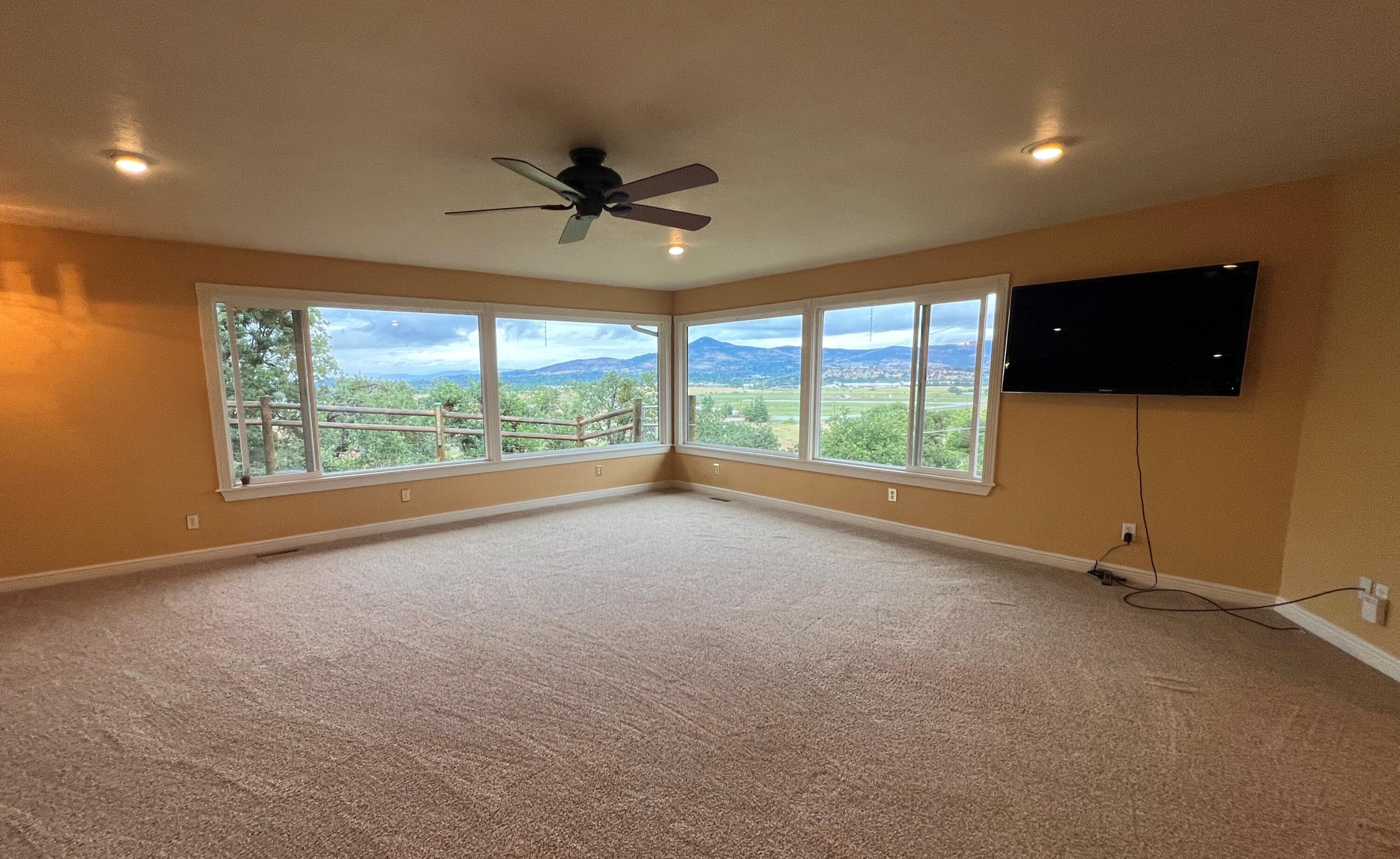 669 South Stage Road Medford, OR 97501 - Photo 9 of 44 Living Room