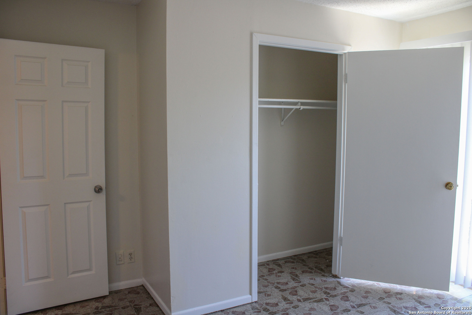 923 Vance Jackson Road, Unit 1007 San Antonio, TX 78201 - Photo 13 of 43 a view of an empty room