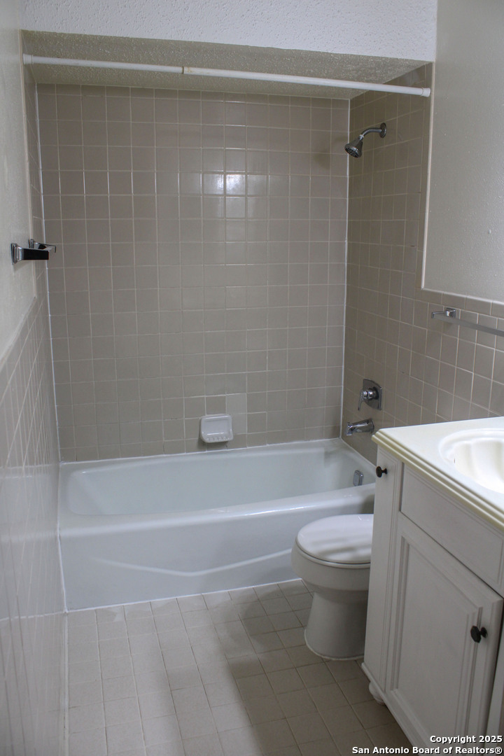 923 Vance Jackson Road, Unit 1007 San Antonio, TX 78201 - Photo 18 of 43 a bathroom with a shower a toilet and sink