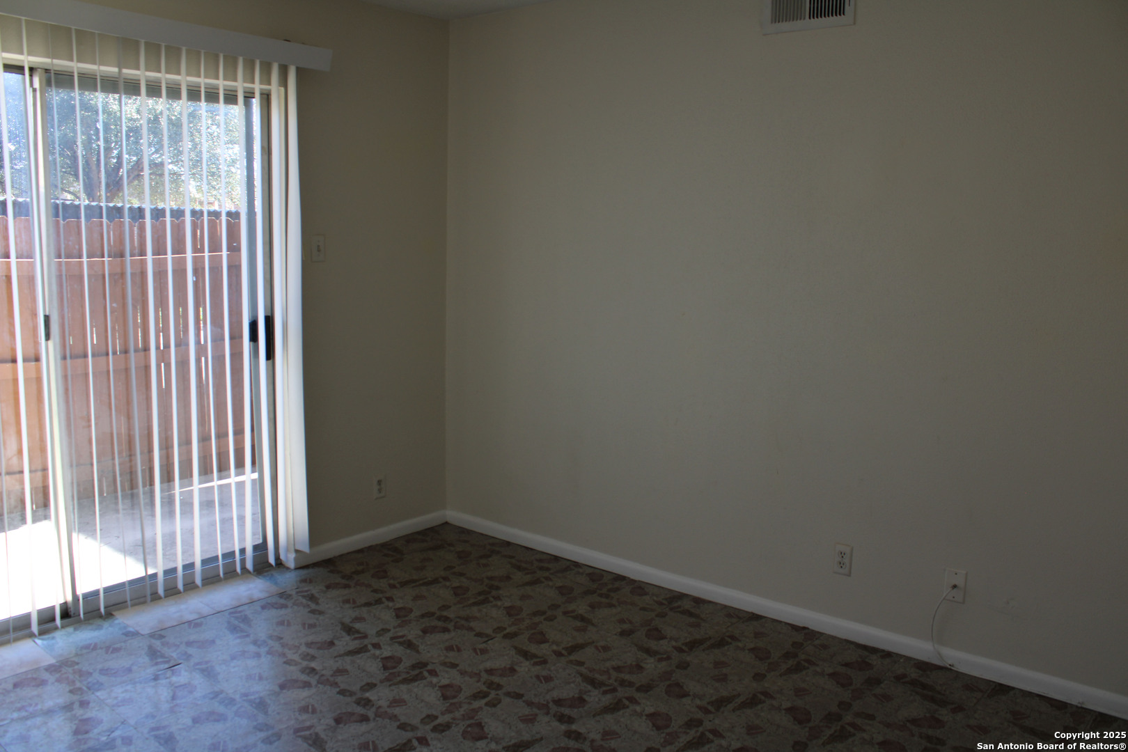 923 Vance Jackson Road, Unit 1007 San Antonio, TX 78201 - Photo 34 of 43 an empty room with a window