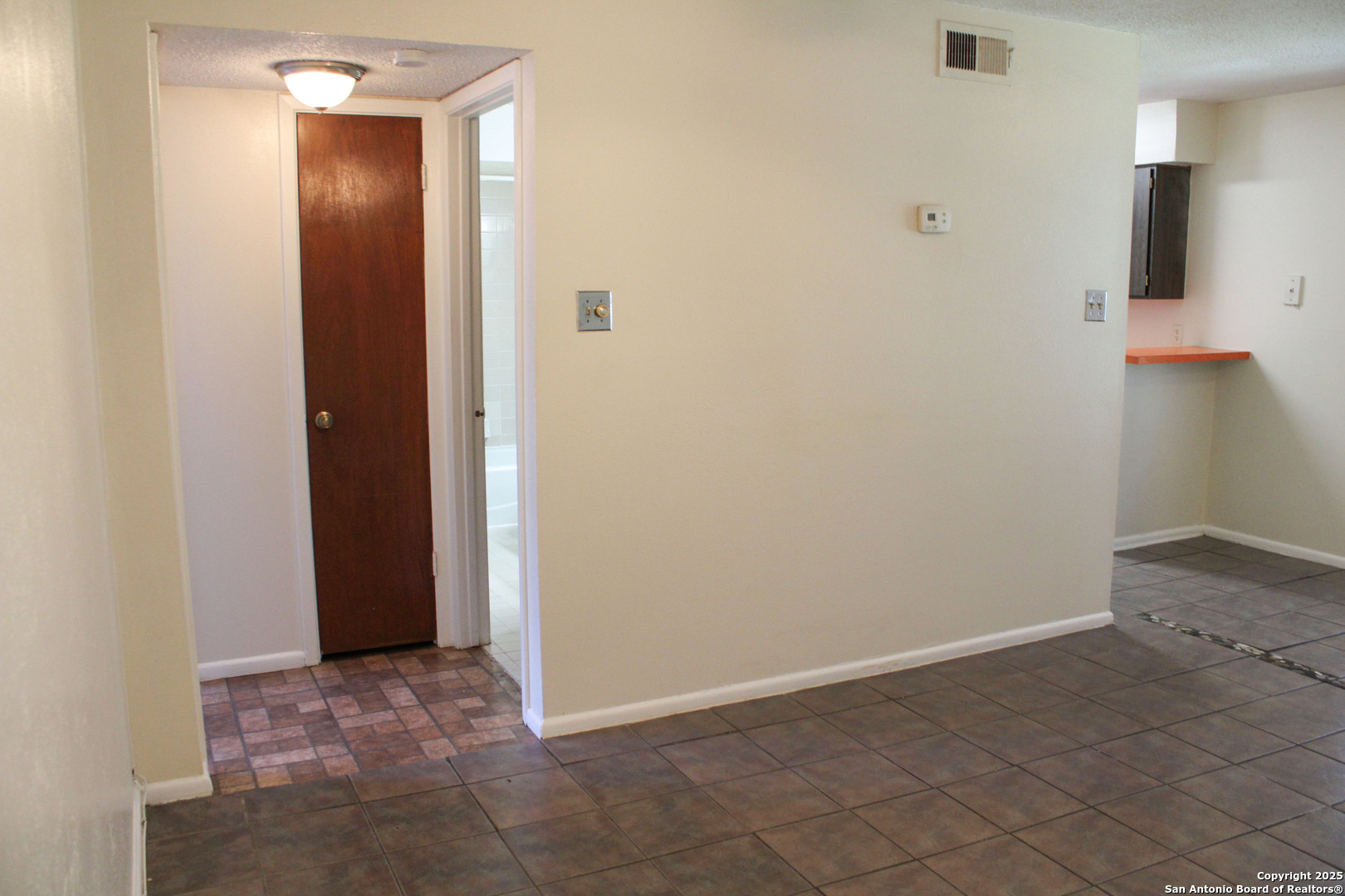 923 Vance Jackson Road, Unit 1007 San Antonio, TX 78201 - Photo 6 of 43 a view of an empty room