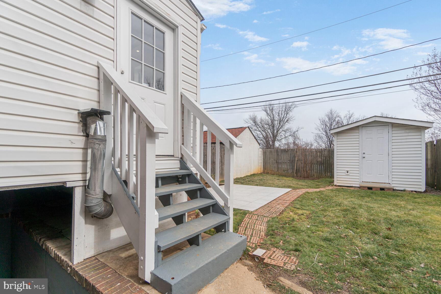 203 South Courthouse Road Arlington, VA 22204 - Photo 29 of 43 a view of entryway with a front door