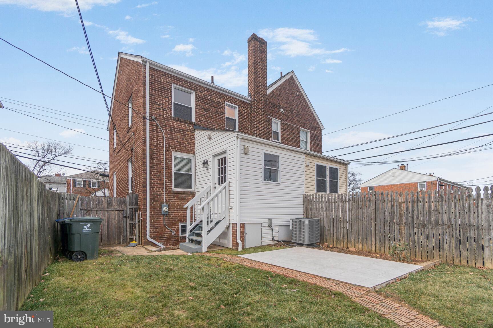 203 South Courthouse Road Arlington, VA 22204 - Photo 30 of 43 a house view with a backyard space
