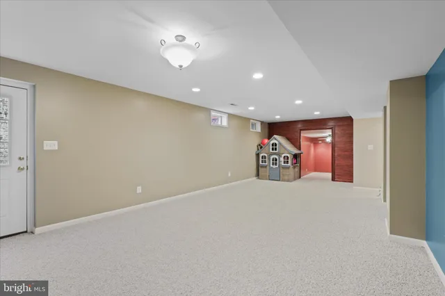 a view of yard with trees