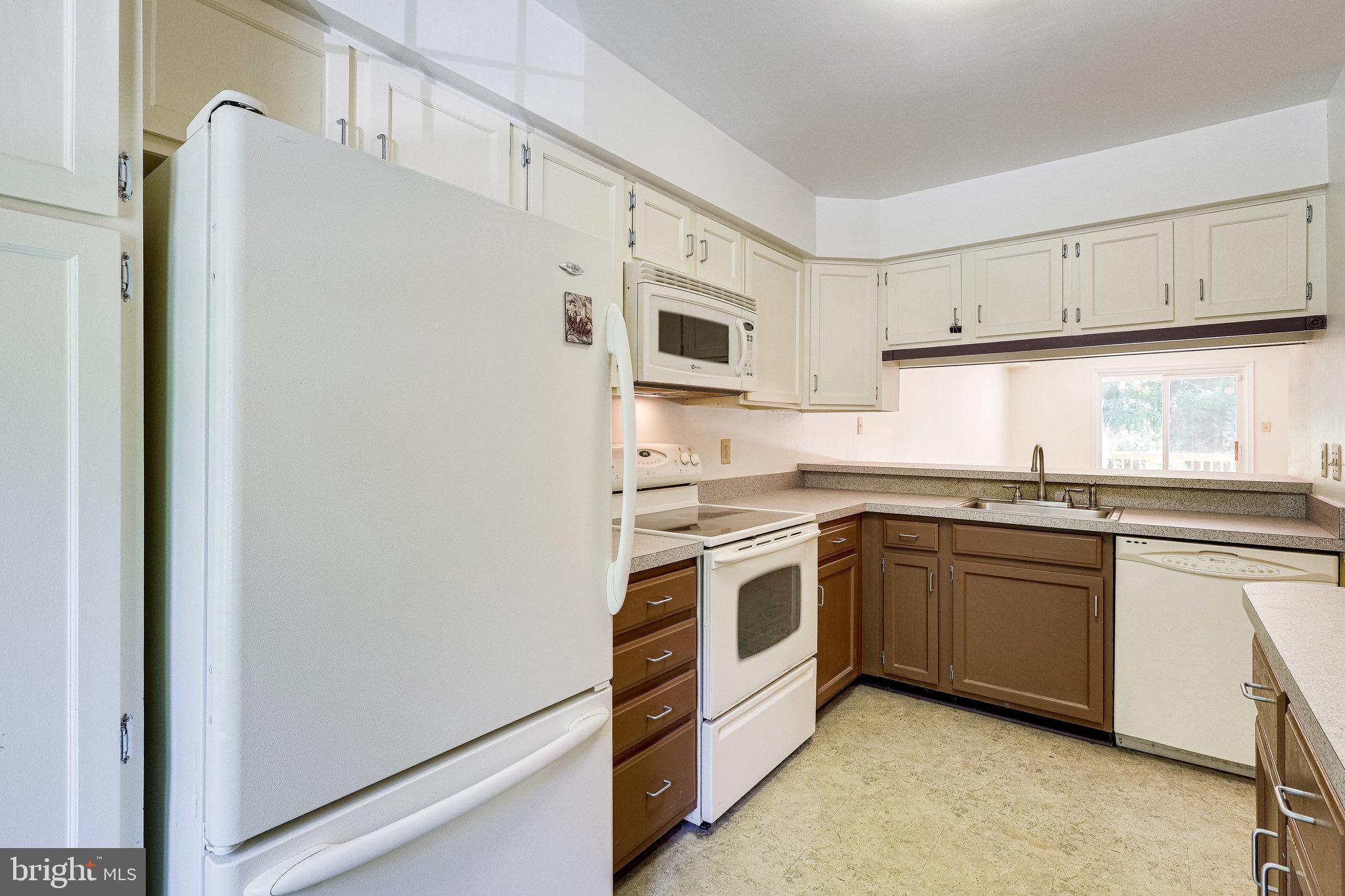 8524 Springfield Oaks Drive Springfield, VA 22153 - Photo 8 of 42 Kitchen