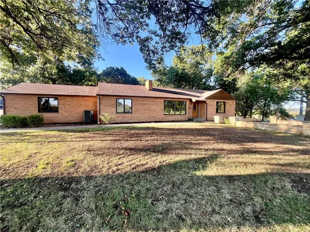 $335,000 | 1612 Country Club Road, Atchison, KS 66002