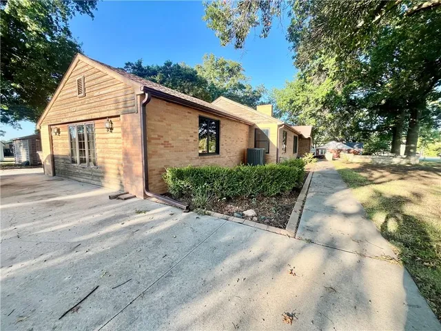 $335,000 | 1612 Country Club Road, Atchison, KS 66002