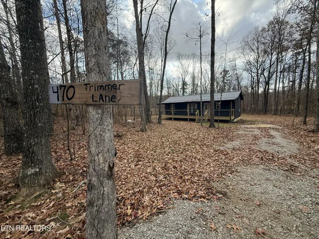 a view of a entrance gate of the house