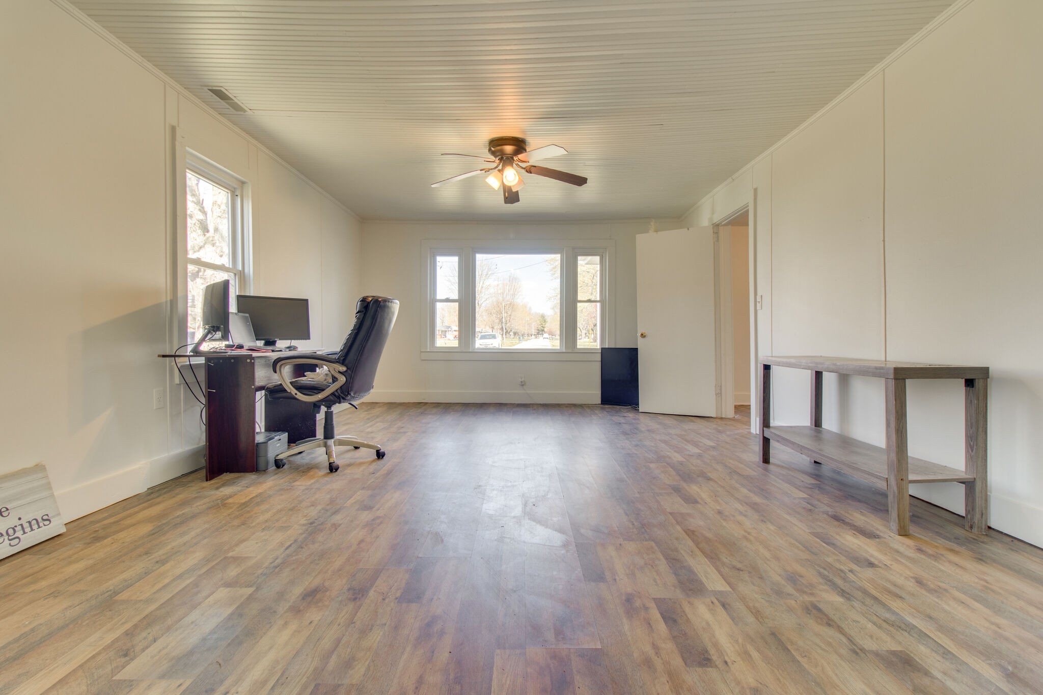 810 Days Road Lafayette, TN 37083 - Photo 7 of 20 a living room with furniture and a window