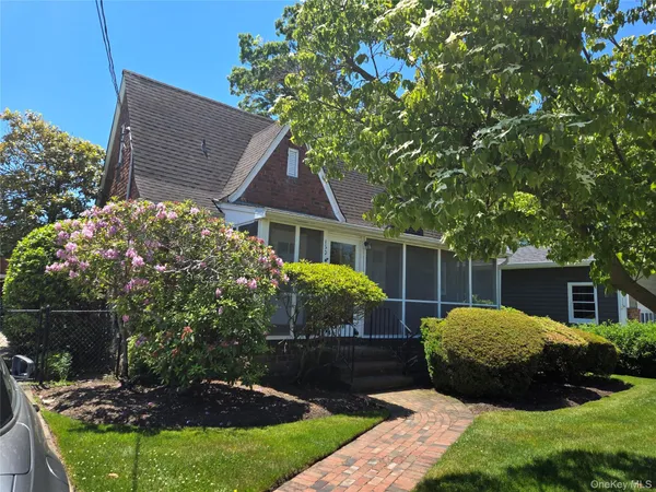$3,500 | 160 Glengariff Road, Massapequa Park, NY 11762