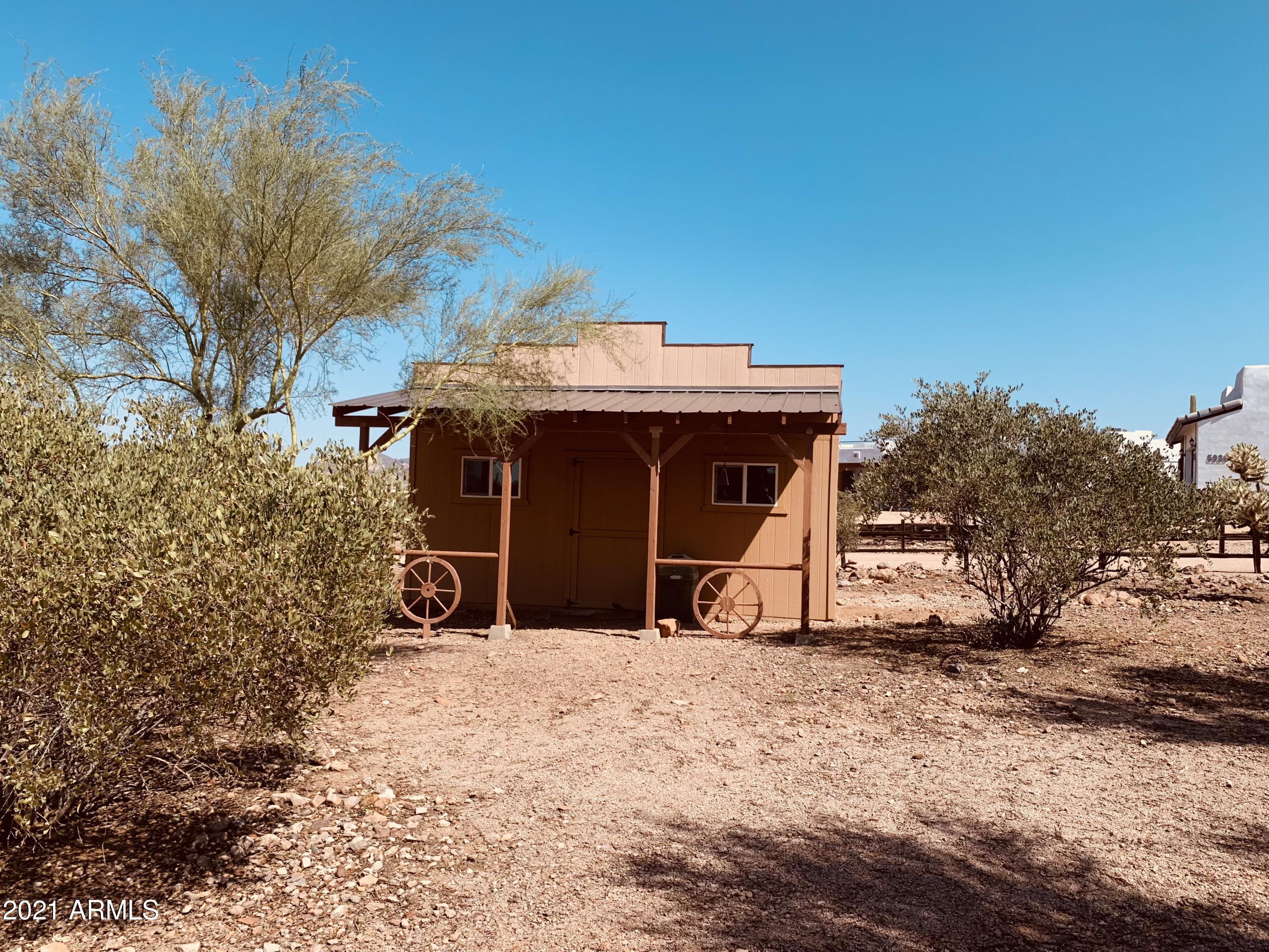 2186 North Prospectors Road Apache Junction, AZ 85119 - Photo 7 of 17 Shed