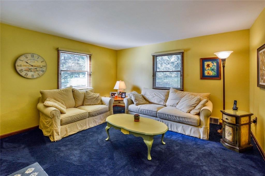 9621 Hilliard Road Pittsburgh, PA 15237 - Photo 12 of 25 Family Room