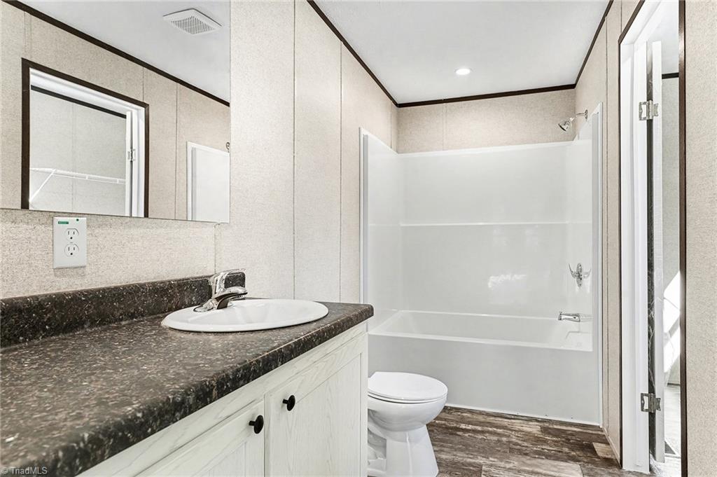 172 Lester Drive Lexington, NC 27292 - Photo 14 of 25 Primary Bathroom