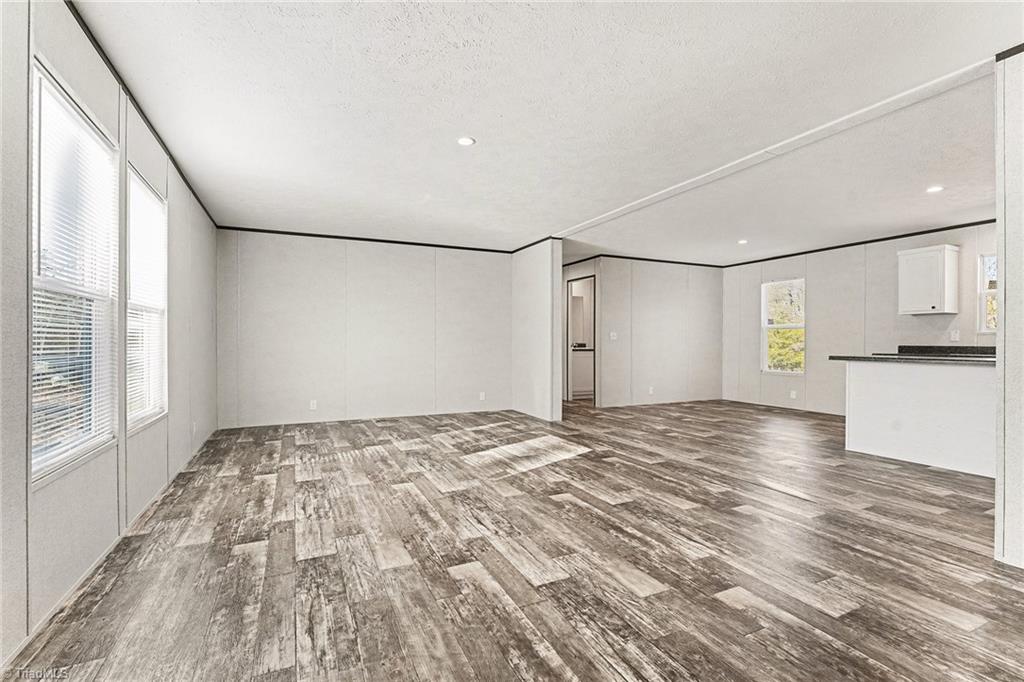 172 Lester Drive Lexington, NC 27292 - Photo 3 of 25 Living Room