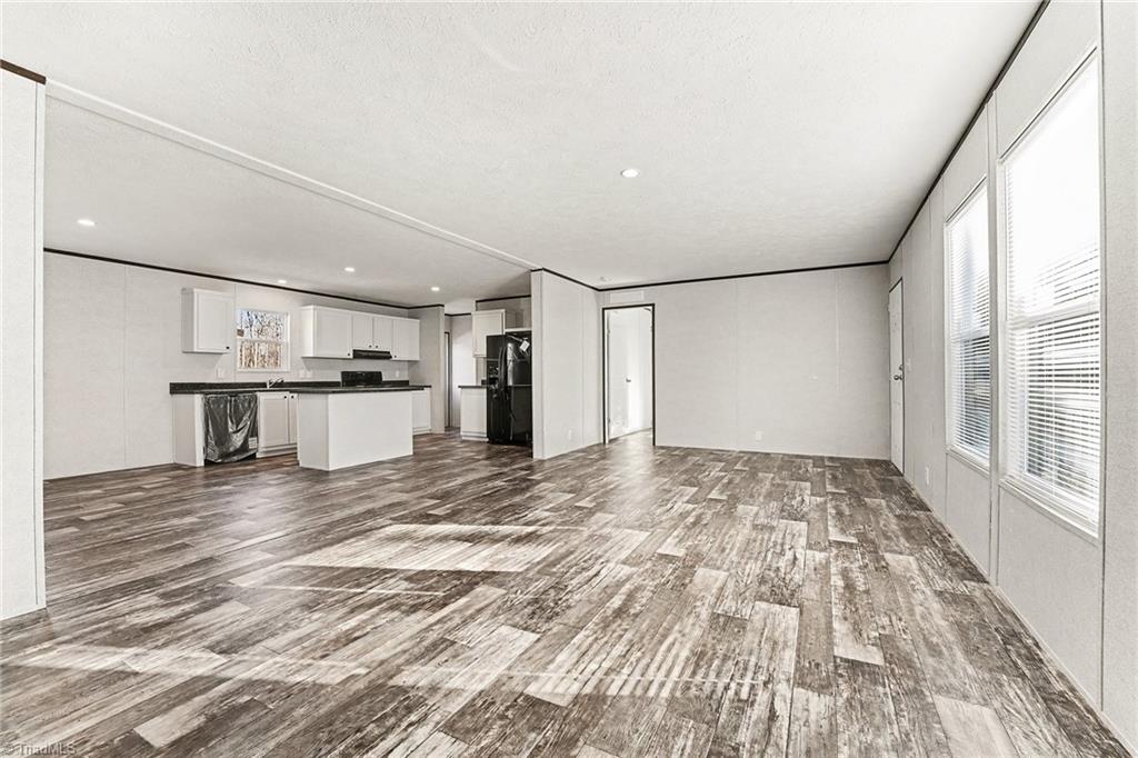 172 Lester Drive Lexington, NC 27292 - Photo 5 of 25 Living Room