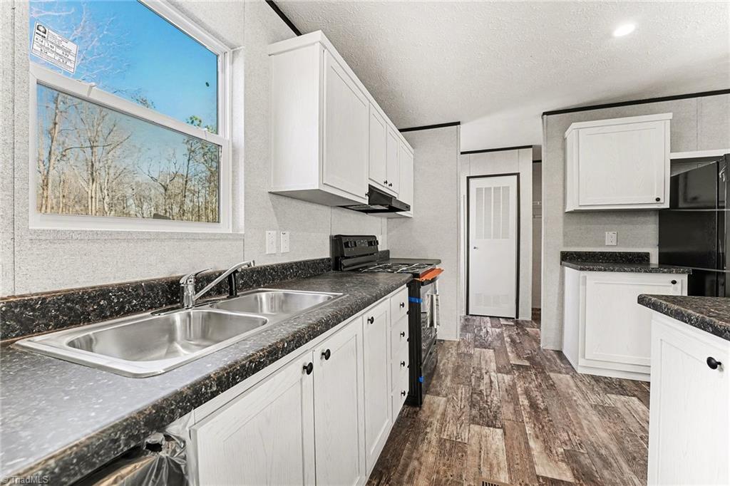 172 Lester Drive Lexington, NC 27292 - Photo 9 of 25 Kitchen
