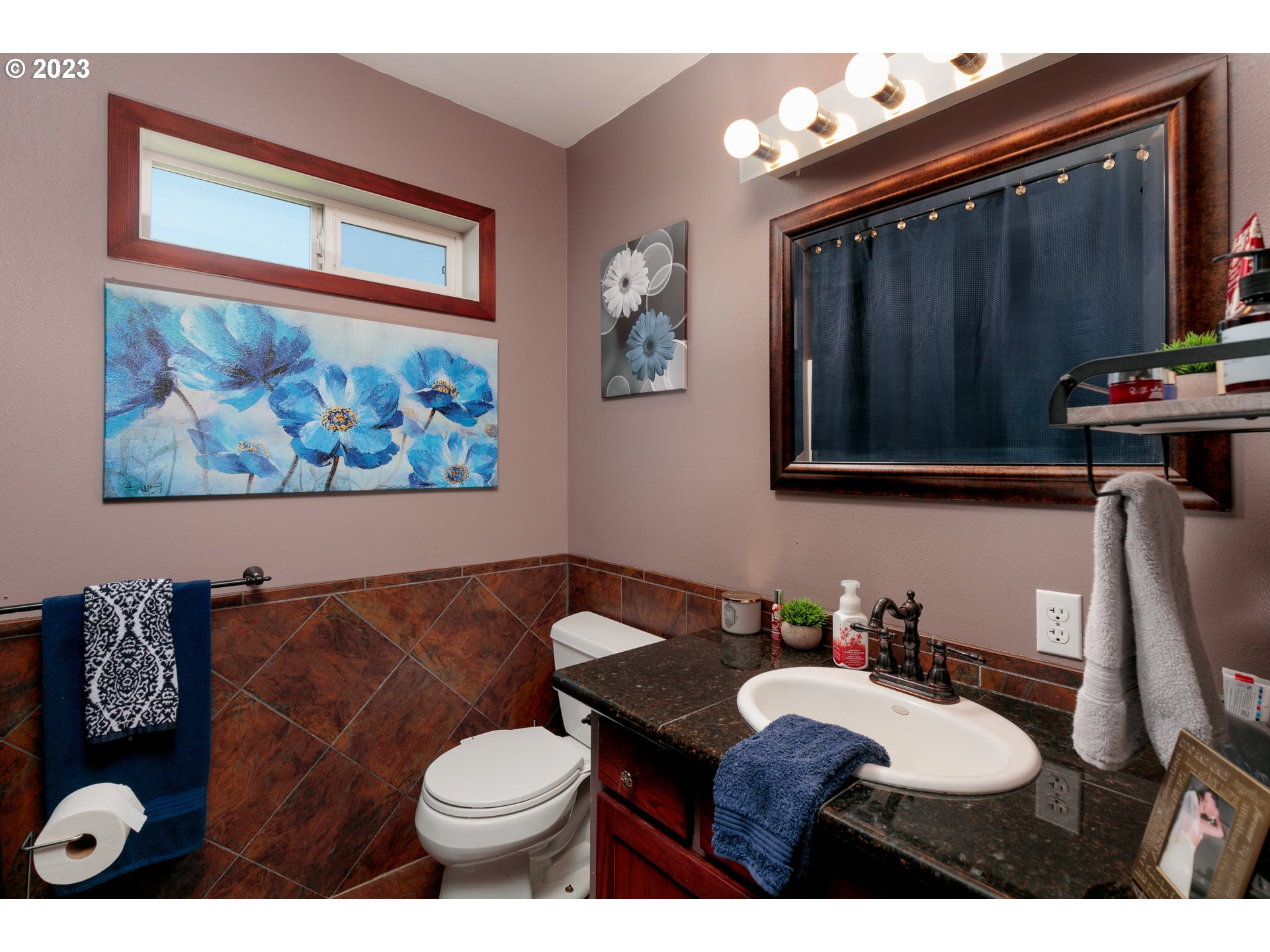 3476 Dethman Ridge Road Hood River, OR 97031 - Photo 7 of 22 a bathroom with a toilet a sink and mirror