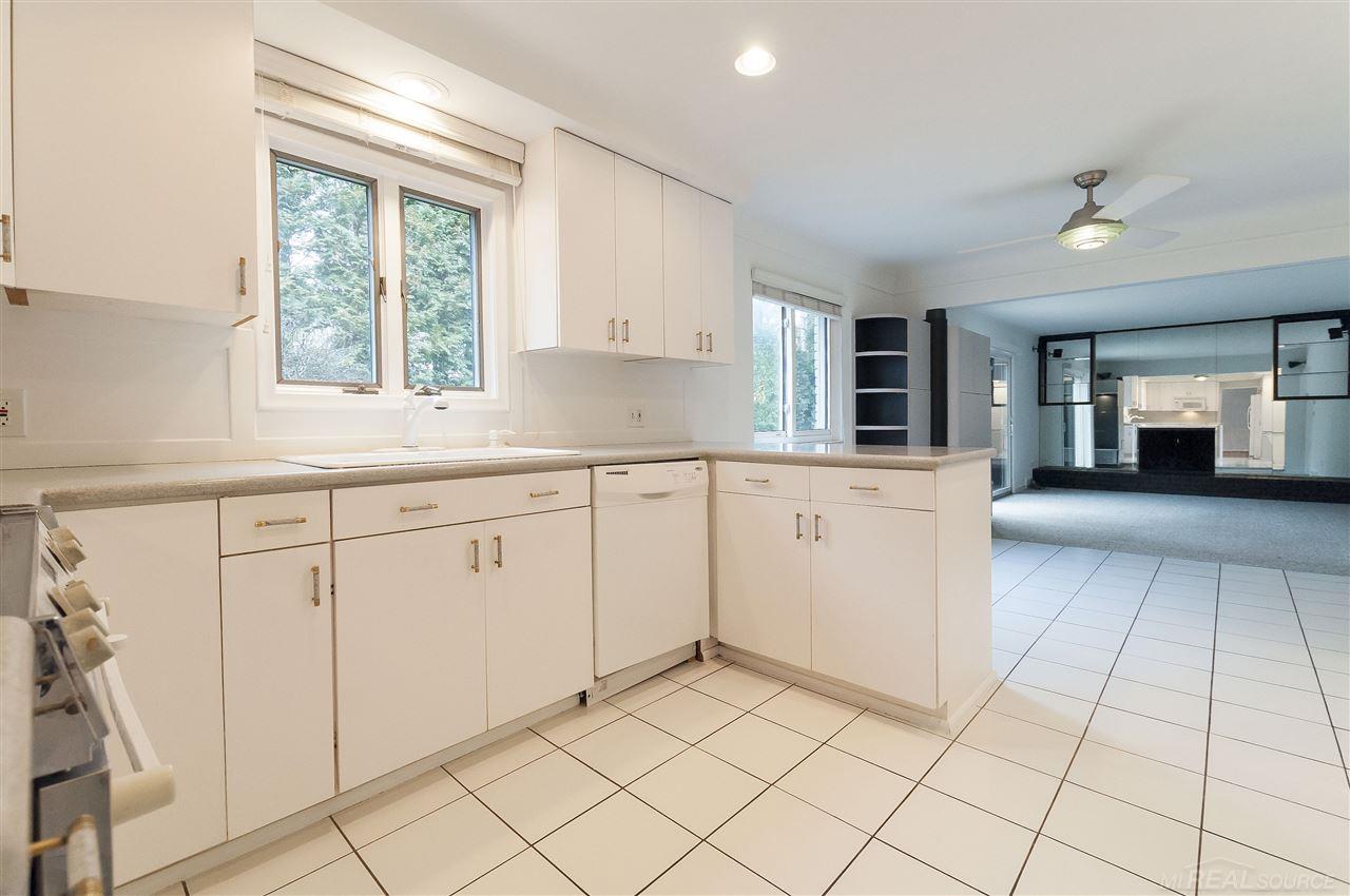 575 South Rosedale Court Grosse Pointe, MI 48236 - Photo 9 of 40 31341027-8.JPG