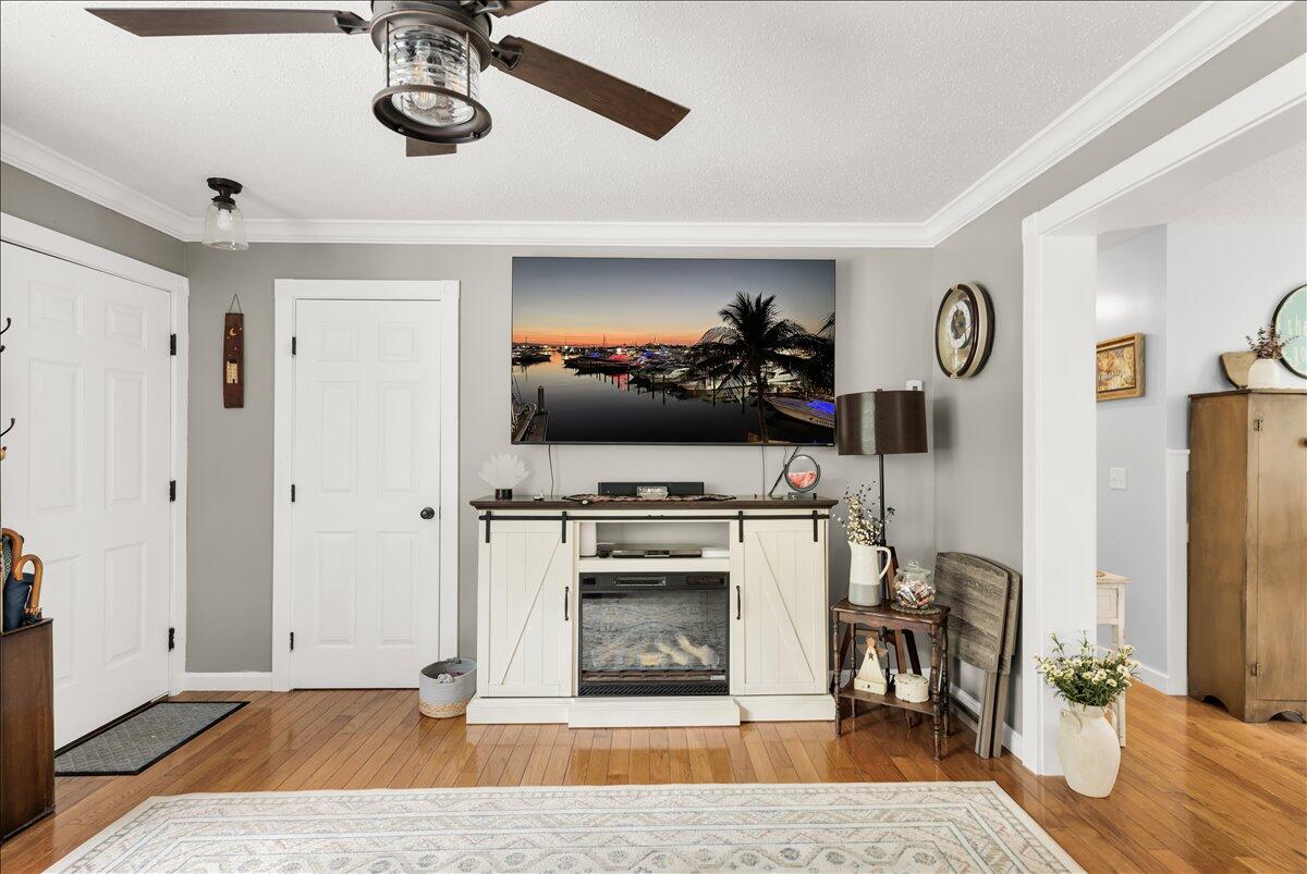 168 Baker Road Winterport, ME 04496 - Photo 6 of 50 Living Room