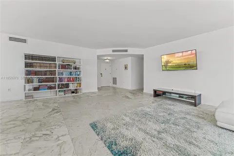 $895,000 | 5640 Collins Avenue, Unit 7B, Miami Beach, FL 33140