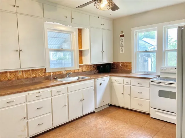 $232,500 | 406 South 6th Street, Burlington, KS 66839