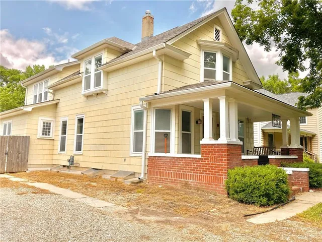 $232,500 | 406 South 6th Street, Burlington, KS 66839