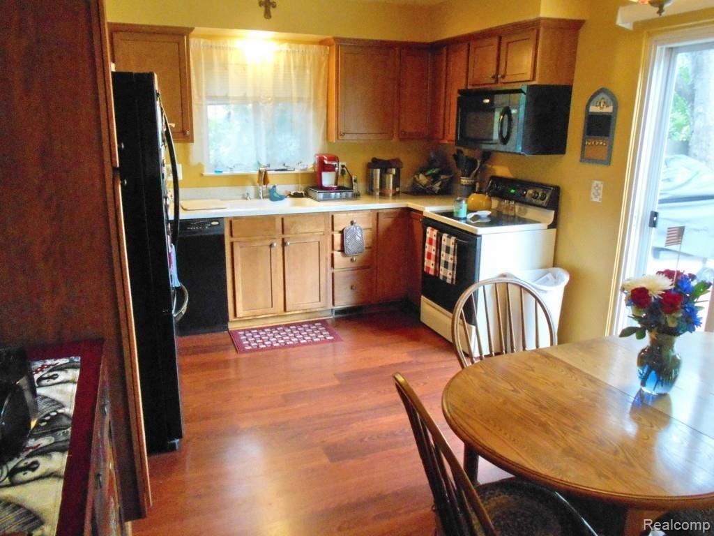 3468 Shaddick Road Waterford, MI 48328 - Photo 4 of 15 Kitchen