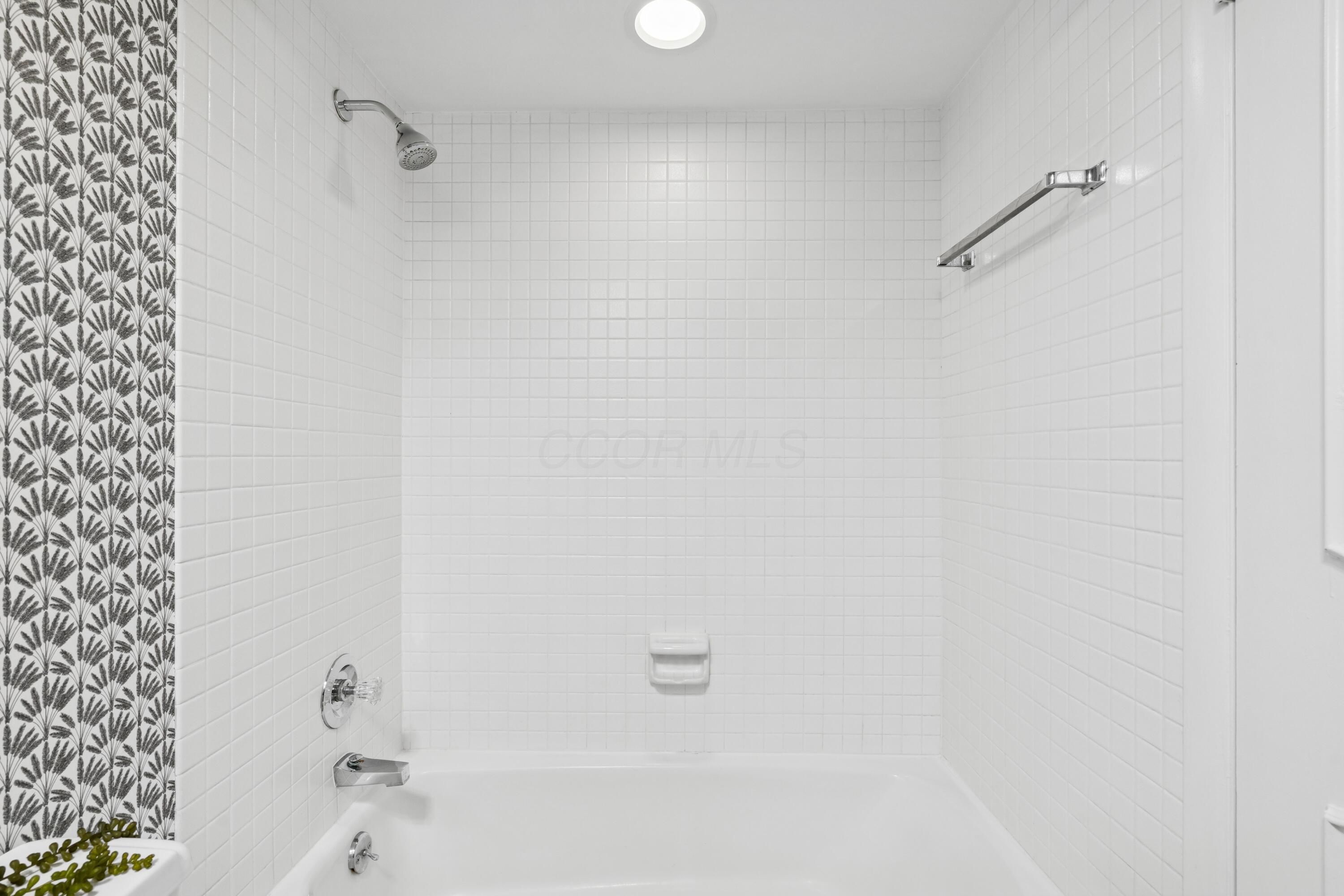 3600 Reed Road, Unit 15 Columbus, OH 43220 - Photo 24 of 41 Upper Level Full Bath