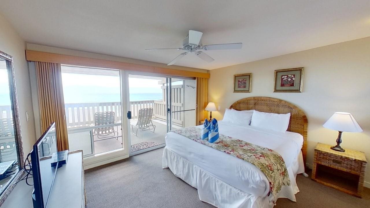 4909 Lower Honoapiilani Road, Unit E4 Lahaina, HI 96761 - Photo 11 of 30 a bed room with a bed and a large window