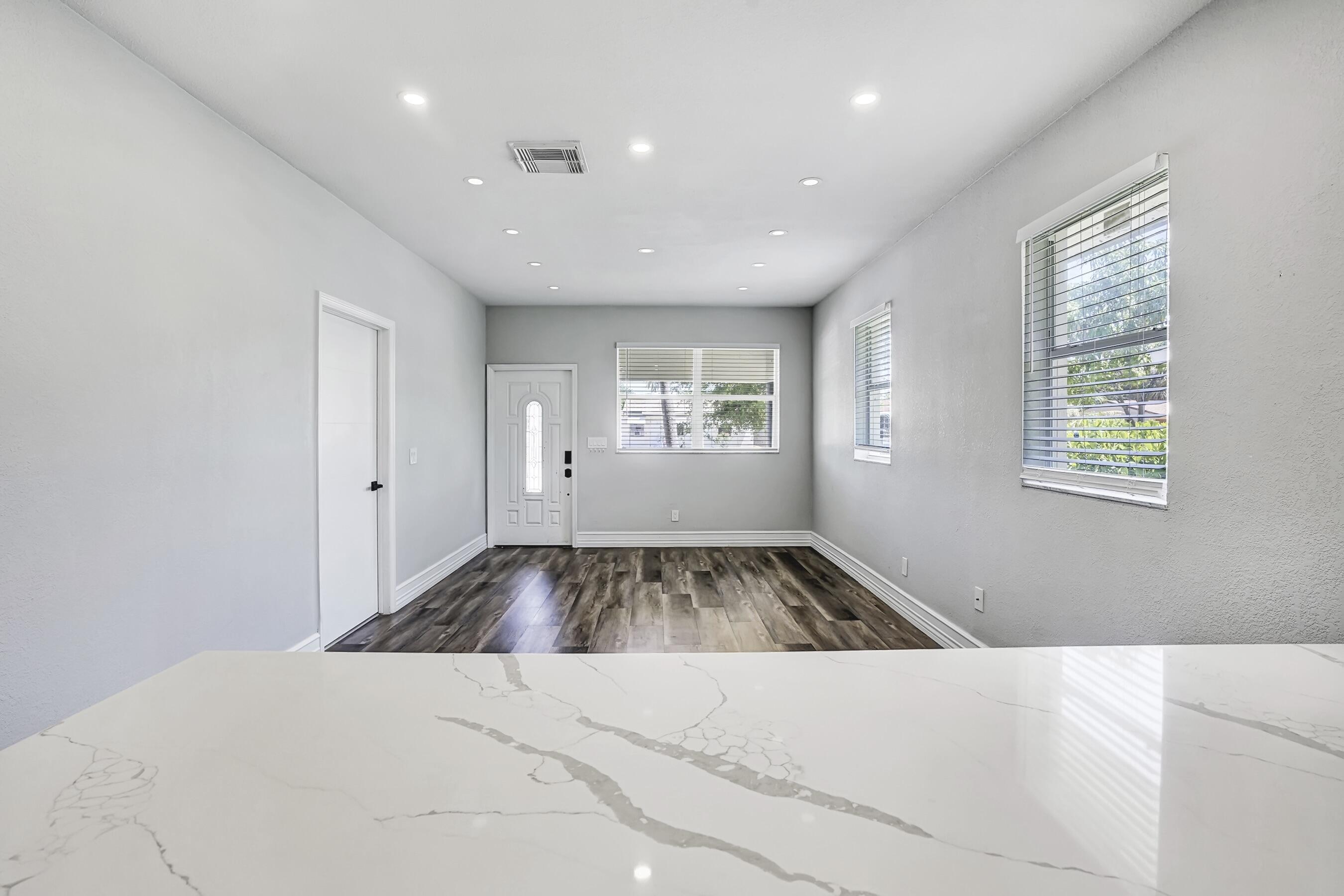 724 Southwest 9th Street Delray Beach, FL 33444 - Photo 12 of 32 Living area