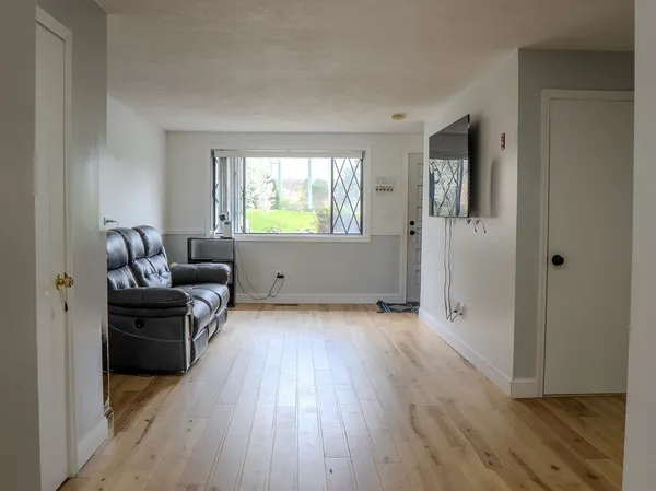 $2,950 | 2 Sterling Lane, Unit 2, Haverhill, MA 01835