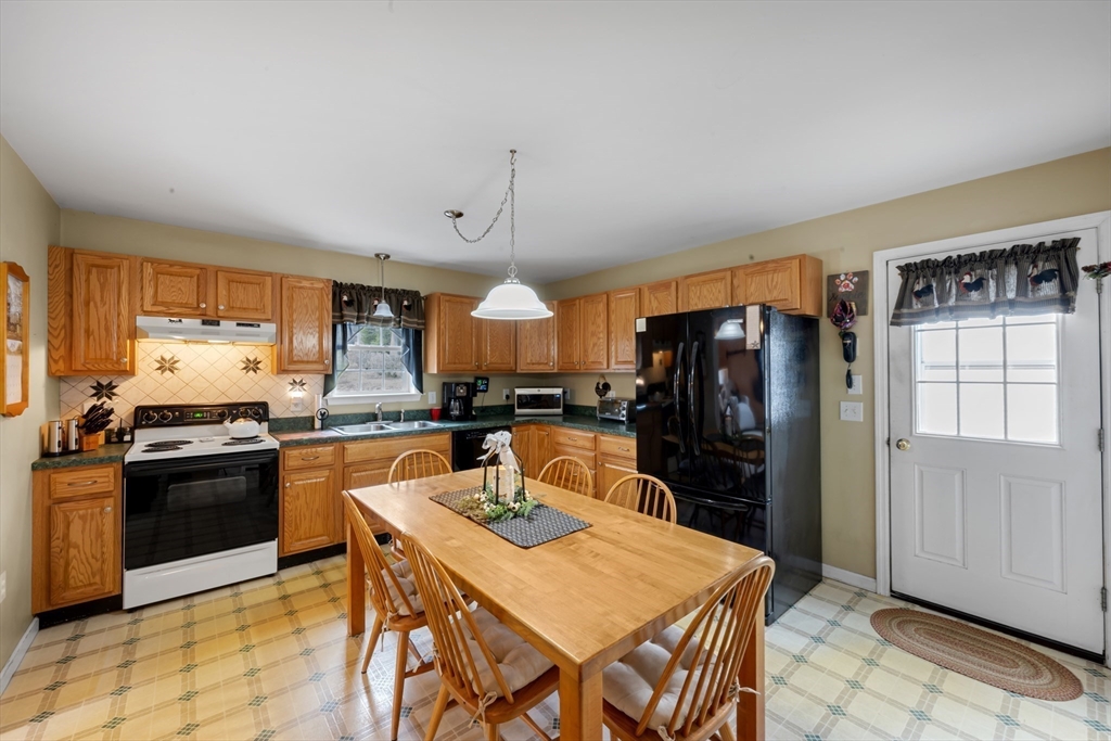 31 Glen Echo Shore Road Charlton, MA 01507 - Photo 7 of 32