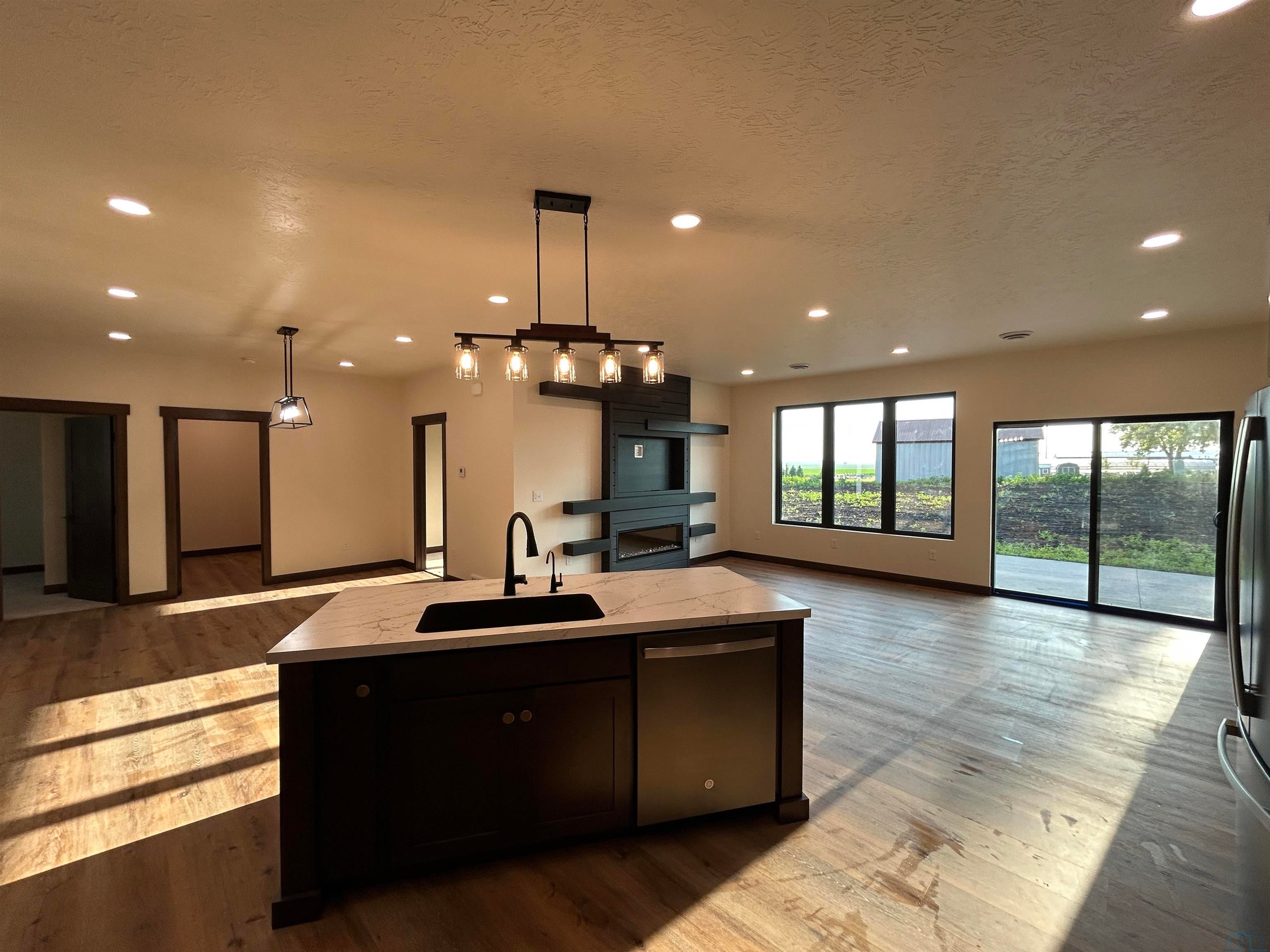 2075 Riviera Road Sioux Center, IA 51250 - Photo 7 of 24 Gallery Image 7