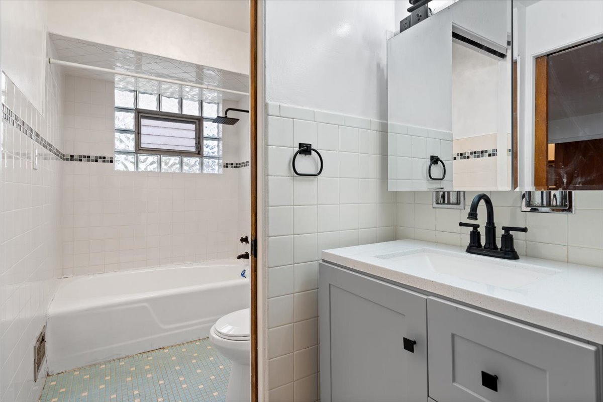 852 East 88th Place Chicago, IL 60619 - Photo 23 of 28 a bathroom with a sink a toilet and a bathtub