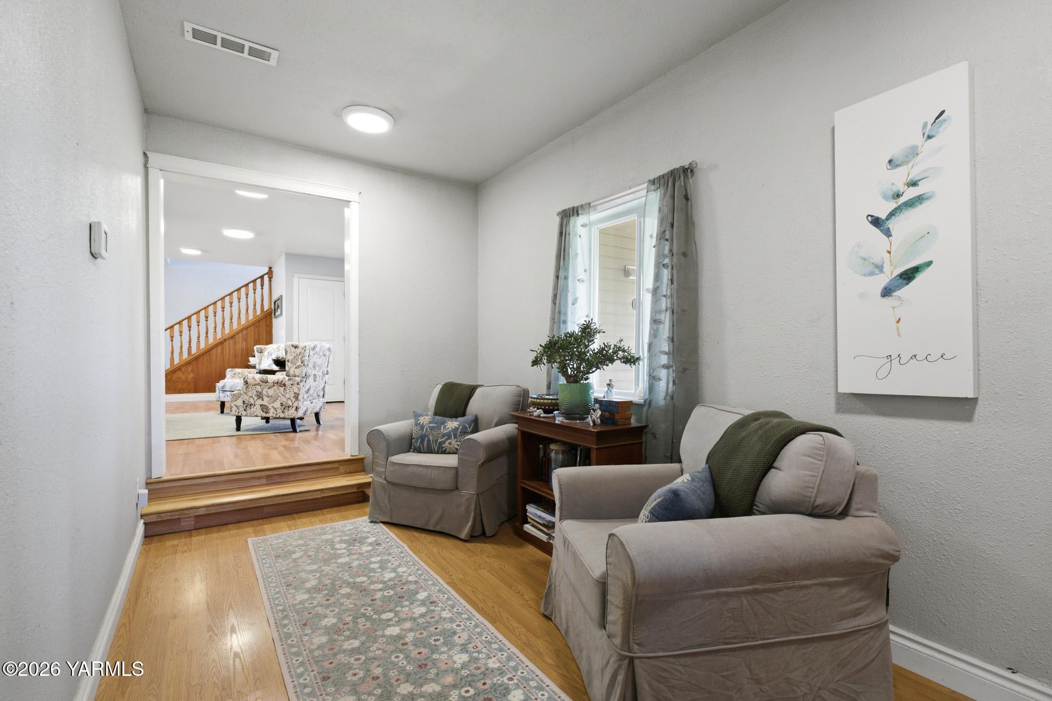 900 Slavin Road Yakima, WA 98903 - Photo 14 of 27 14 Hallway To Living Room