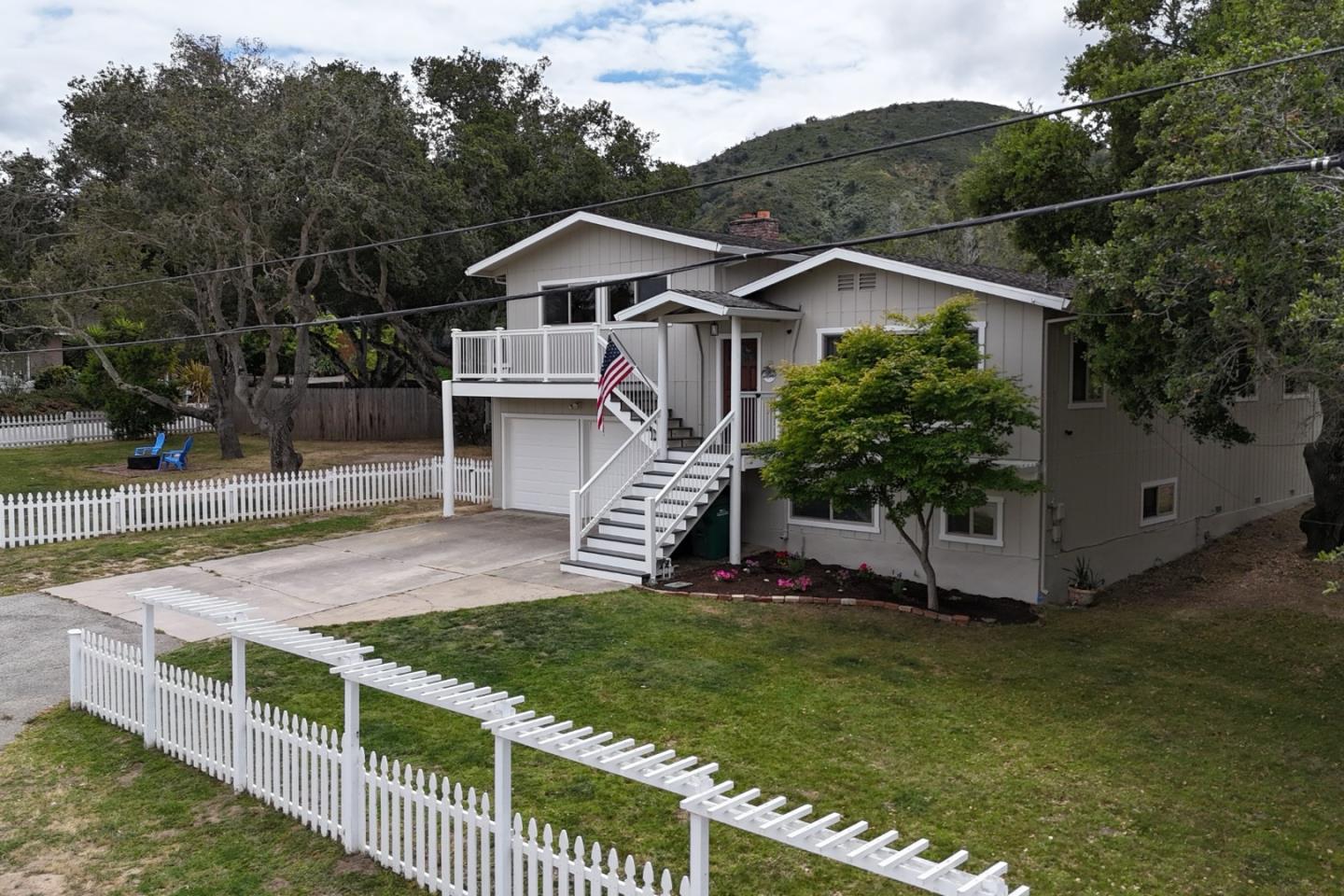 394 Mesa Road Salinas, CA 93908 - Photo 5 of 53 a view of a house with wooden fence and floor