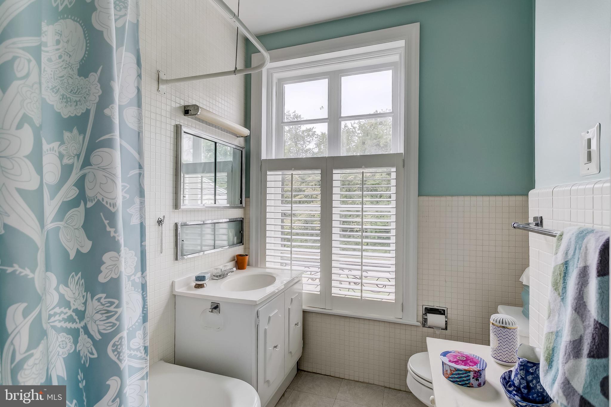 101 Wendover Road Baltimore, MD 21218 - Photo 29 of 45 Hall Bath 1