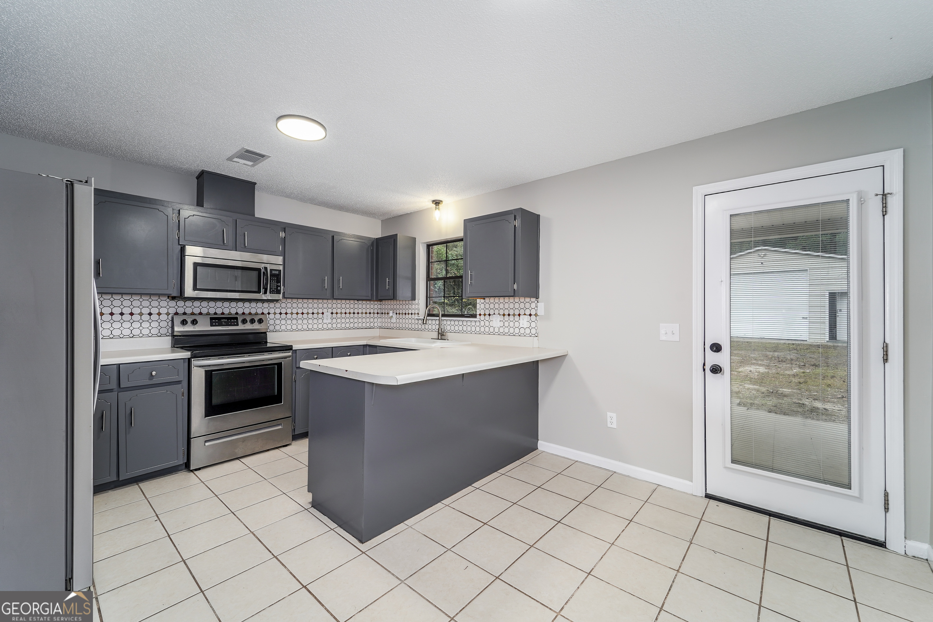 565 Killingsworth Road Jesup, GA 31545 - Photo 9 of 16