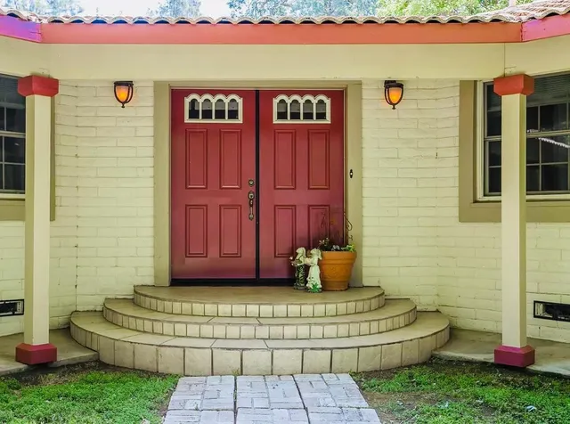 a view of a house with a backyard
