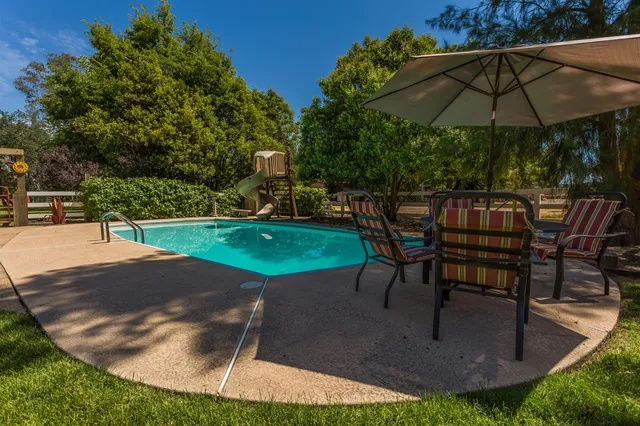 a view of a backyard with sitting area and furniture