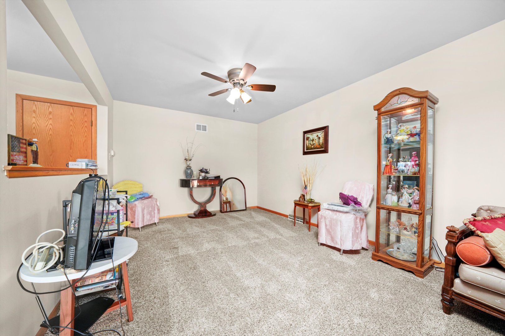 17921 Alaska Court, Unit 8 Orland Park, IL 60467 - Photo 4 of 36 a view of a room with gym equipment